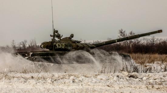 Un tanque de las fuerzas armadas rusas durante unos ejercicios militares en la región de Leningrado, Rusia, 14 de febrero de 2022.