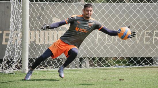 Gonzalo Falcón, entrenando en el complejo de Liga de Quito, en Pomasqui.