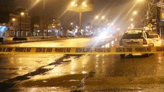 La Policía acordonó el ingreso al cantón Durán, la madrugada del 14 de febrero de 2022, luego de que colgaran los cuerpos de dos personas en el puente del cantón, en Guayas.