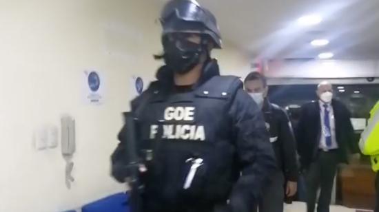 Momento en el que los agentes de Policía ingresan para un allanamiento a las oficinas del Consejo de Participación Ciudadana, la noche del 15 de febrero de 2022.