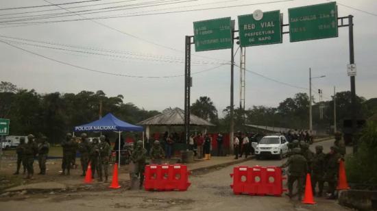 Control militar en el ingreso a la comunidad de Yutzupino, en Napo, donde se realizaba minería ilegal, el 13 de febrero de 2022.