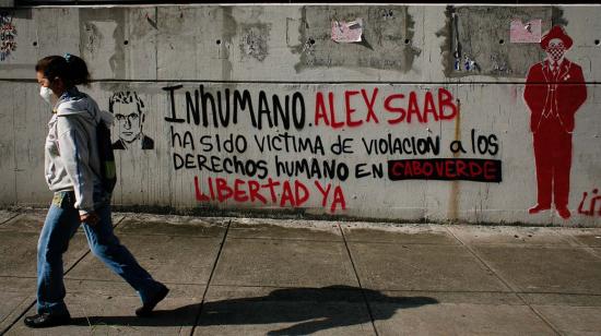 Una mujer pasa junto a un grafiti en Caracas en favor de Álex Saab, extraditado a Estados Unidos, el 8 de septiembre de 2021.