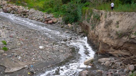 Imagen de las aguas contaminadas del río Monjas, en el norte de Quito, el 19 de febrero de 2022.