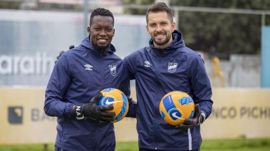 Darwin Cuero (i) y José Cárdenas (d) posan con una pelota en el Complejo de Universidad Católica, en La Armenia.