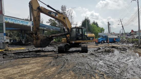 Maquinaria pesa realiza trabajos de limpieza en la vía E35, en el cantón Rumiñahui, el 18 de febrero de 2022.