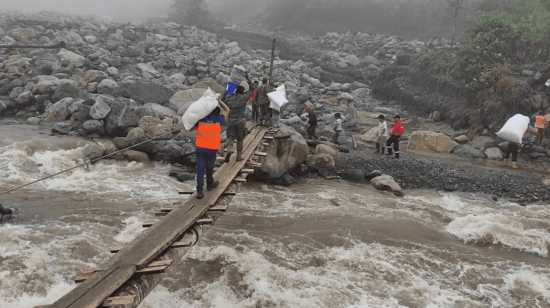 Puente improvisado en el sector de Yacuchaqui, cantón Sigchos (Cotopaxi).