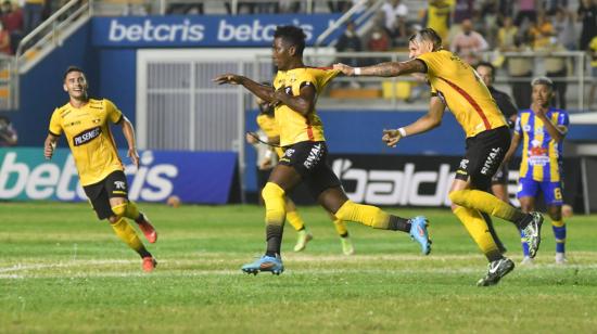 Adonis Preciado festeja el gol que convirtió en la victoria de Barcelona, sobre Delfín, en la Fecha 1 de la LigaPro 2022, en el estadio Jocay de Manta, el sábado 19 de febrero de 2022. 