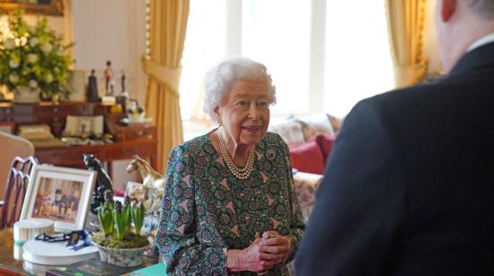 La reina Isabel II de Gran Bretaña habla durante una audiencia en la que se reunió con los secretarios del Servicio de Defensa entrantes y salientes en el Castillo de Windsor, Gran Bretaña, el 16 de febrero de 2022.