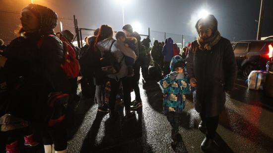 Los evacuados de la República Popular de Donetsk llegan al cruce fronterizo de Matveyev Kurgan mientras se dirigen a un campamento de refugiados en el lado ruso de la frontera, el 18 de febrero de 2022.