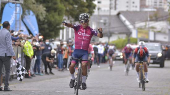 Richard Huera cruza la meta y se consagra campeón nacional de ruta, el 20 de febrero de 2022.