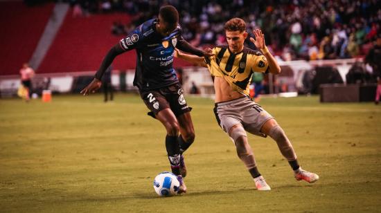 Joel Ordóñez, del Independiente del Valle, en el partido ante Peñarol, en el Estadio Rodrigo Paz Delgado, en Quito, el 20 de febrero de 2022.