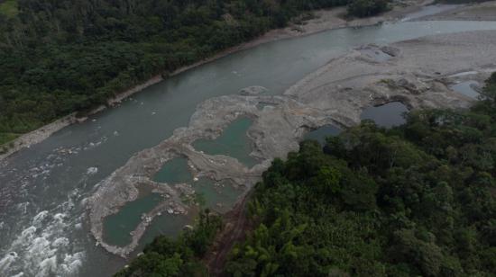 Vista panorámica de las piscinas artificiales creadas para lavar oro en Yutzupino, en la provincia de Napo, el 13 de febrero de 2022.