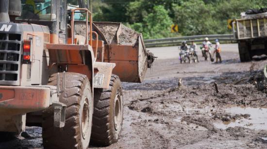 Trabajos de limpieza en la vía Alóag-Santo Domingo, en el tramo de la Unión del Toachi, el 21 de febrero de 2022.