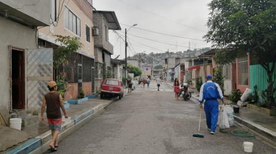 La Policía, junto con la comunidad, realiza una minga de limpieza, el 19 de febrero de 2022, en Bastión Popular norte, en Guayaquil, para mejorar la percepción de seguridad.