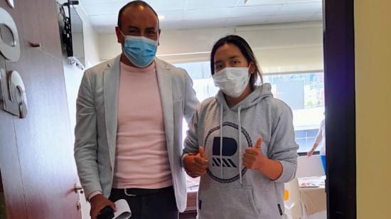 Miryam Núñez junto a Santiago Rosero, el 21 de febrero de 2022, en el Hospital Axxis de Quito.