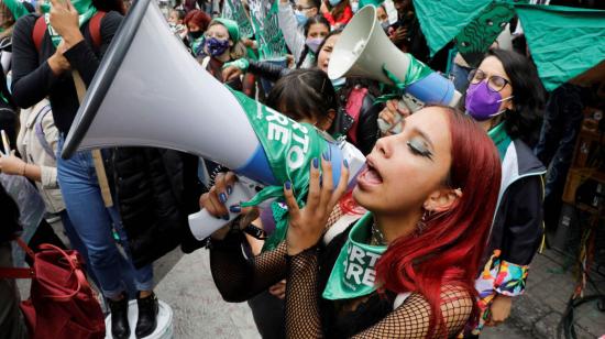 Colectivos feministas celebran frente a la Corte Constitucional, en Bogotá, la despenalización del aborto hasta las 24 semanas de gestación, en Colombia