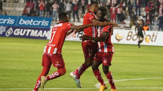 Los jugadores de Técnico Universitario celebran un gol ante 9 de Octubre, en Ambato, el 21 de febrero de 2022.