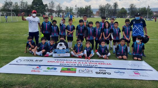 Niños y niñas durante un torneo de Goles con Valores, en Quito, el 20 de febrero de 2022.