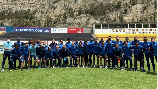 La plantilla de Universidad Católica luego del entrenamiento realizado en las instalaciones de Club The Strongest, el 22 de febrero de 2022.