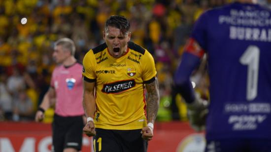 Carlos Garcés de Barcelona celebra al anotar en la serie de penales, por el partido de vuelta de la Fase 1 frente a  Montevideo City Torque.