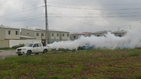 Personal del Ministerio de Salud realiza fumigación en el km 23 de la vía a la Costa, en Guayaquil, el 14 de febrero de 2022, tras confirmar el primer caso de la infección peruana. 