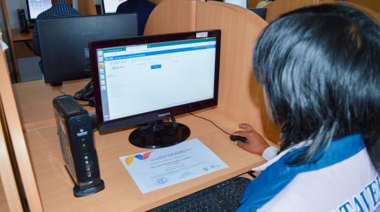 Estudiante usando una computadora con acceso a Internet.