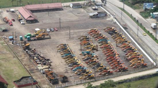 Una vista panorámica del centro de acopio de las retroexcavadoras incautadas de la minería ilegal en Yutzupino. Imagen del 18 de febrero de 2022.