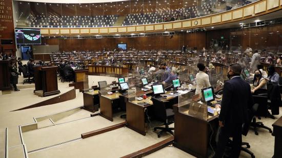 UNES y Pachakutik votaron a favor de la destitución de Ruth Arregui como superintendenta de Bancos, este 22 de febrero de 2022.