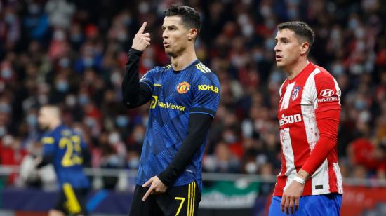 Cristiano Ronaldo (izq), del Manchester United, en el partido ante el Atlético Madrid, en el Wanda Metropolitano, el 23 de febrero de 2022.