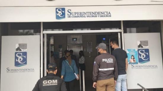 Agentes de la Fiscalía y de la Policía durante un allanamiento a la Superintendencia de Compañías, en Guayaquil, el 23 de febrero de 2022.