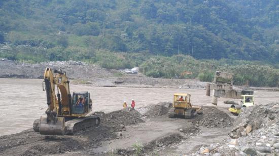 Empleados privados realizan trabajos para desviar el cauce del río Coca, a 1,2 kilómetros de la captación de agua de Coca Codo Sinclair, en febrero de 2022.