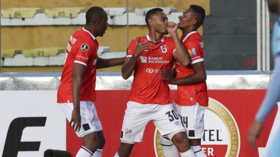 Los jugadores de Universidad Católica festejan el gol de Ismael Díaz, ante Bolívar, el miércoles 23 de febrero de 2022, en el partido de ida de la Fase 2 de la Copa Libertadores. 