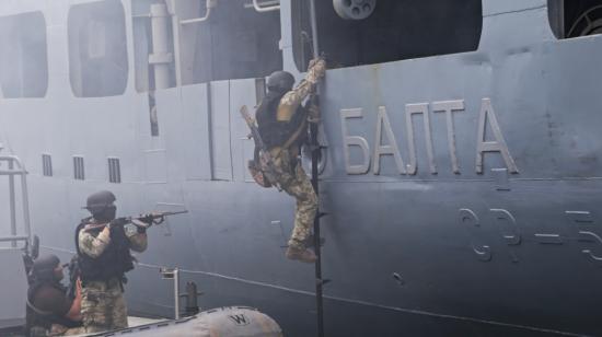 Fuerzas de operaciones especiales de la Armada ucraniana, a bordo del buque de desmagnetización Balta, en el puerto del Mar Negro de Odessa. 