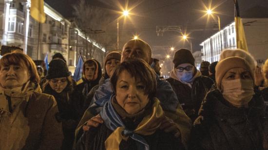 Ucranianos asisten a una concentración para protestar tras la decisión de Moscú de reconocer formalmente como independientes dos regiones del este de Ucrania, el 22 de febrero de 2022.