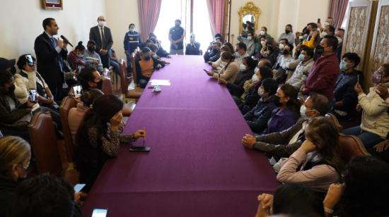 Familiares de estudiantes atrapados en Ucrania se reunieron con el canciller Juan Carlos Holguín, el 24 de febrero de 2022.