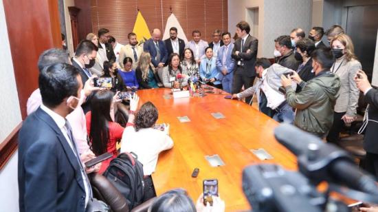 La presidenta de la Asamblea, Guadalupe Llori, en rueda de prensa tras la suspensión de la sesión, este 24 de febrero de 2022.