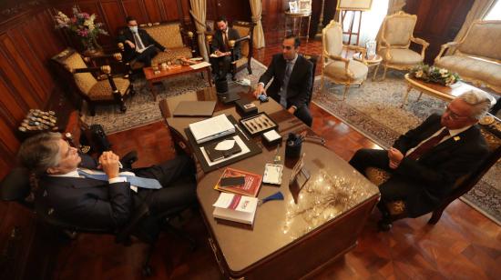 El presidente Guillermo Lasso en reunión con el canciller Juan Carlos Holguín y el embadjor José Ayala Lasso. Quito, 24 de febrero de 2022