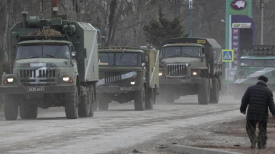 Vehículos militares rusos pasan por una calle después de que el presidente Vladimir Putin autorizó una operación militar en el este de Ucrania, en la localidad de Armyansk, Crimea, Febrero 24, 2022.