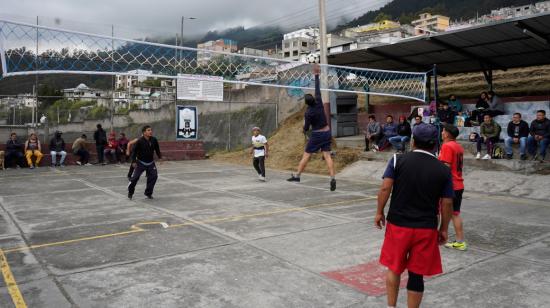 Un partido de ecuavóley en la cancha del barrio Las Casas, el 22 de febrero de 2022.