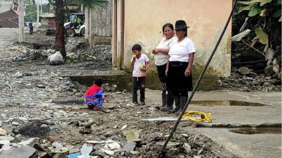 Habitantes de El Palmar prefieren cuidar sus casas destruidas por el invierno en Cotopaxi, el 23 de febrero de de 2022.