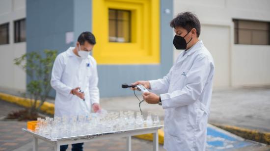 Silvio Aguilar Ramírez, profesor de la UTPL, probando el fotocatalizador.