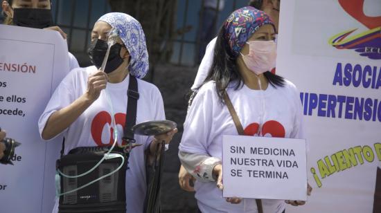 Integrantes del Observatorio de Lucha contra el Cáncer protestan afuera del Hospital Carlos Andrade Marín, en Quito, para exigir medicinas, el 1 de diciembre de 2021.