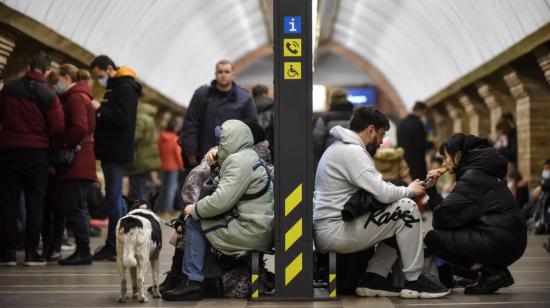 Ciudadanos ucranianos se refugian en la estación de metro de Kiev, tras la alarma de las sirenas antiaéreas, el 24 de febrero de 2022.