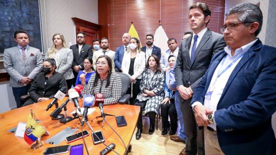 La presidenta de la Asamblea, Guadalupe Llori, en rueda de prensa tras la suspensión de la sesión, este 24 de febrero de 2022.