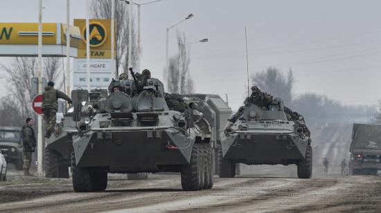 Las tropas rusas avanzan hacia Ucrania en la carretera cerca de Armiansk, Crimea, el 25 de febrero de 2022