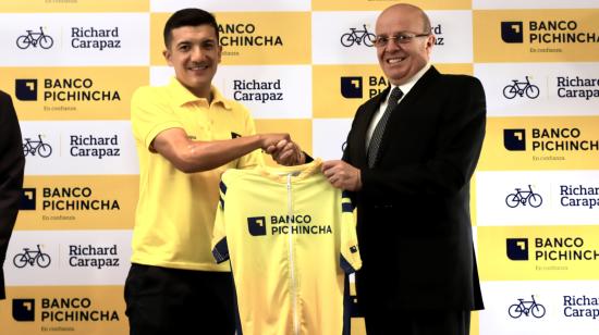 Richard Carapaz recibe el maillot amarillo, de manos de Simón Acosta, Vicepresidente Adjunto de Banco Pichincha, el viernes 25 de febrero de 2022. 