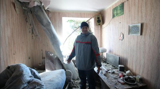 Un ciudadano ucraniano parado en la sala de una casa destruida por un misil ruso en Kiev, el 26 de febrero de 2022.