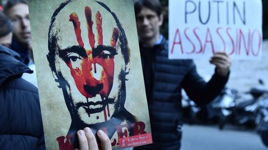 Decenas de personas protestaron contra la invasión rusa en Ucrania en varios países de Europa, como Italia, el 26 de febrero de 2022.