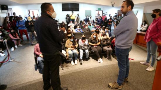 El canciller Juan Carlos Holguín se reunió con familiares de estudiantes residentes en Ucrania, el 27 de febrero de 2022.