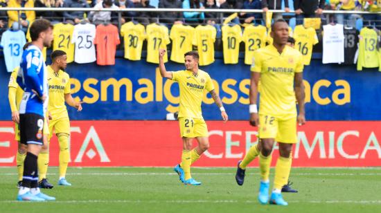 El delantero del Villrreal, Yeremi Pino celebra su gol convertido durante el encuentro entre el Villarreal y el Espanyol, el 27 de febrero de 2022.